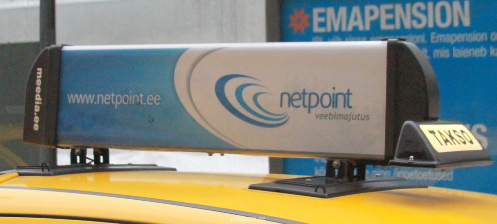 Tallink Takso katusele paigaldatud reklaamplafoon, mis kannab Netpoint reklaami. 